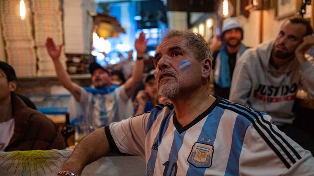 Varios aficionados aleatorios siguiendo un partido de Argentina