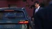 El hermano de Pedro Sánchez junto a un coche