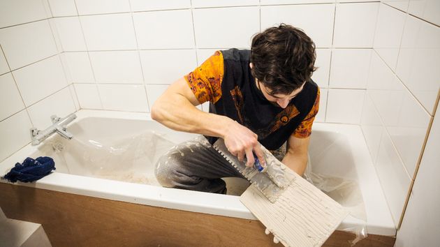 Un obrero reformando un baño