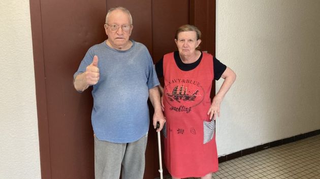La pareja de ancianos delante del ascensor