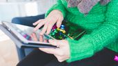 Una mujer usando una tablet