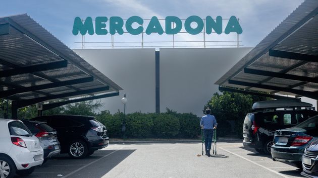 Un hombre en la puerta de un supermercado Mercadona