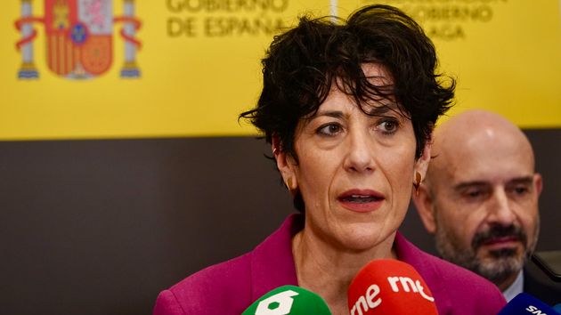 Elma Saiz atendiendo a los medios