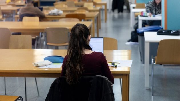 Una mujer estudiando