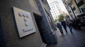Varias personas caminan al lado del edificio de Telefónica