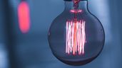 Una bombilla de luz encendida