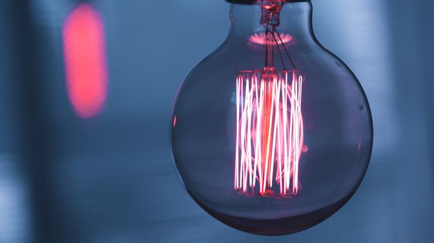 Una bombilla de luz encendida