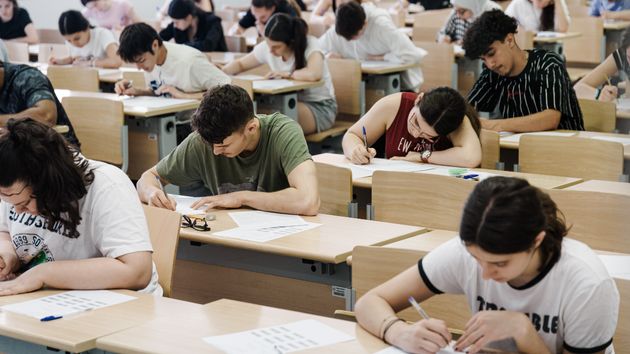 Un grupo de alumnos aleatorio haciendo un examen de selectividad