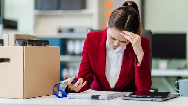 Mujer triste en oficina