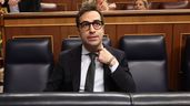 Carlos Cuerpo se lleva la mano al cuello en el Congreso de los Diputados
