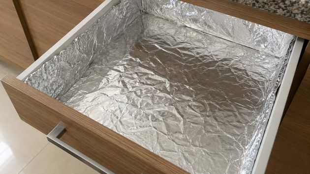 Papel de aluminio en un cajón de una cocina