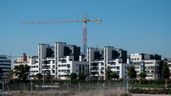 Una grúa en una zona de construcción de edificios