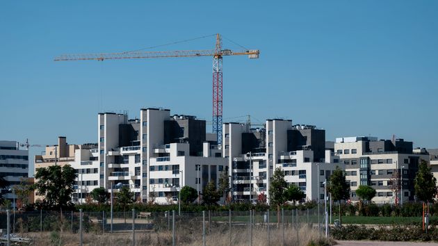 Una grúa en una zona de construcción de edificios