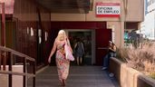 Una mujer aleatoria entrando en una oficina de empleo del SEPE