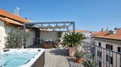 Un jacuzzi en una terraza