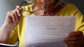 Una mujer revisando documentación