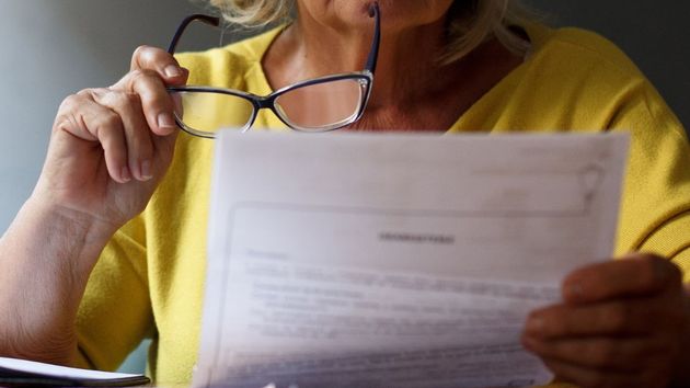 Una mujer revisando documentación