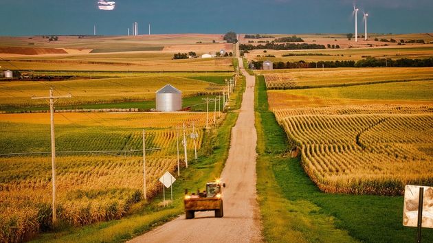 Tractor por un camino en Curtis