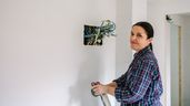 una electricista arreglando la instalación de una casa