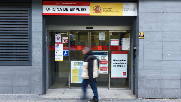 Una persona pasa por delante de una oficina del SEPE y de empleo