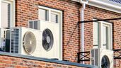 varios aparatos de aire acondicionado en un edificio