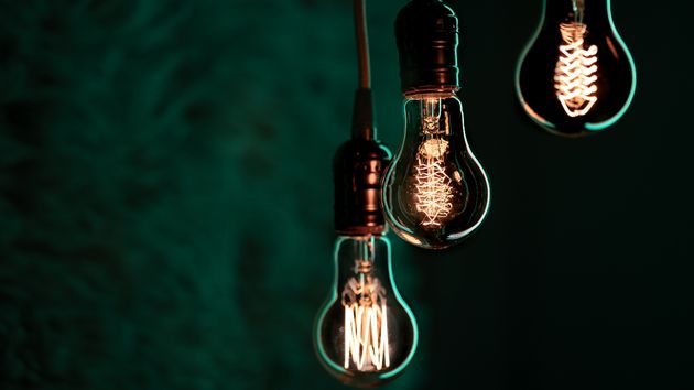 unas bombillas encendidas