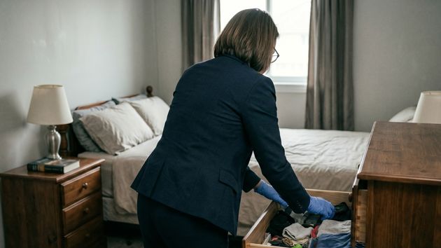Una mujer rebuscando en los cajones
