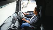 un camionero conduciendo