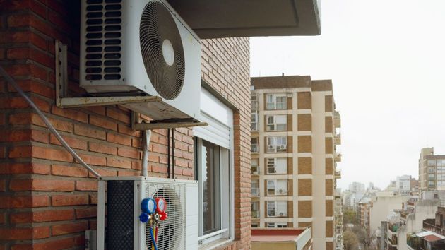 Máquinas de aire acondicionado en la fachada de un edificio 