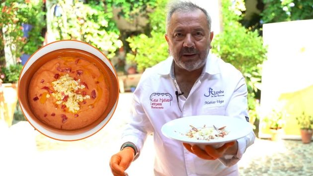 Matías Vega enseñando el plato de salmorejo