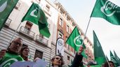 Varias personas con banderas de CSIF durante una concentración frente al Ministerio de Hacienda