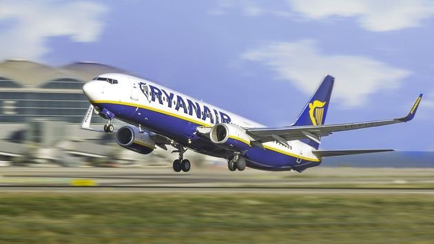 Un avión de Ryanair despegando del aeropuerto
