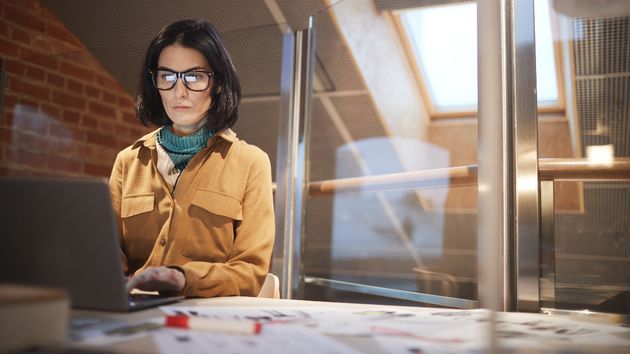 Una mujer trabajando en la oficina