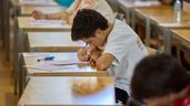 Estudiante rellenando examen
