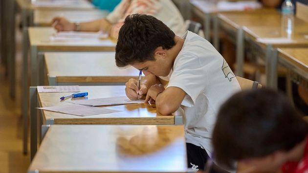 Estudiante rellenando examen
