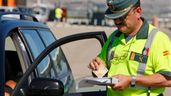 Guardia civil multando.