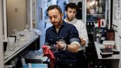 Un camarero aleatorio limpiando una copa de vino 