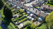 Una imagen de las casas del barrio y sus jardines 