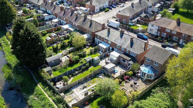 Una imagen de las casas del barrio y sus jardines 