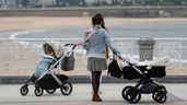 Dos madres paseando con sus carritos de bebé
