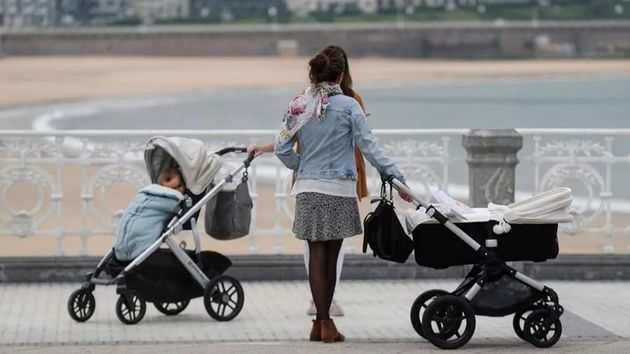 Dos madres paseando con sus carritos de bebé