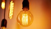 Bombilla encendida, precio de la luz