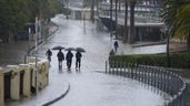 Personas bajo la lluvia.