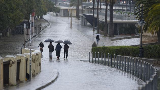 Personas bajo la lluvia.