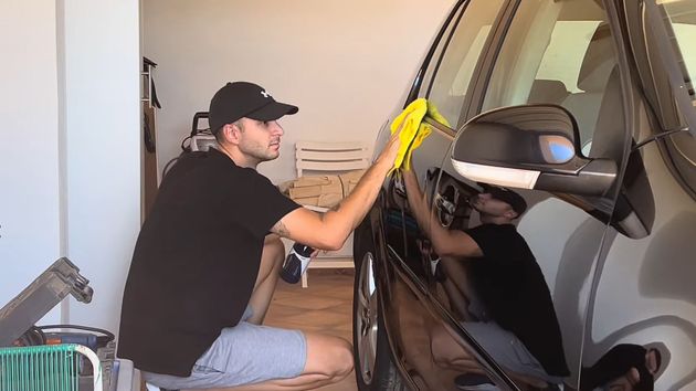 Jaume limpiando un coche