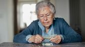 Mujer contando dinero de su pensión de viudedad