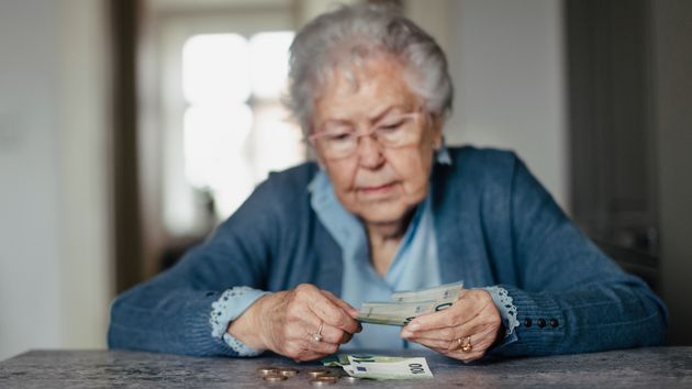 Mujer contando dinero de su pensión de viudedad