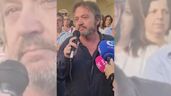 Imagen del trabajador expedientado hablando con los medios