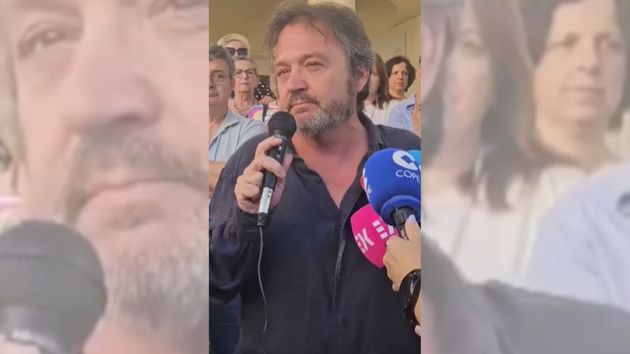 Imagen del trabajador expedientado hablando con los medios