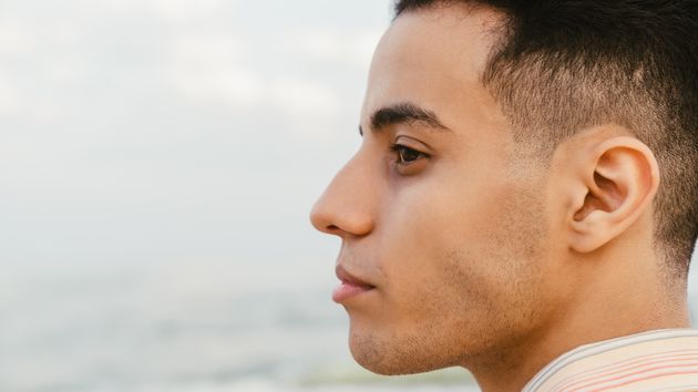 un chico joven de perfil